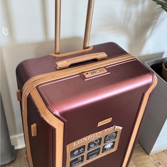 London Fog Regent Luggage 29” suitcase teal - Picture 10 of 15